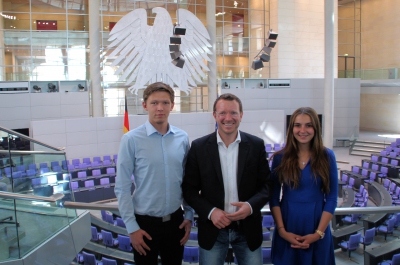 Christopher Lawniczak und Claudia Pawlowski trafen 2016 Jan-Marco Luczak im Reichstag. 